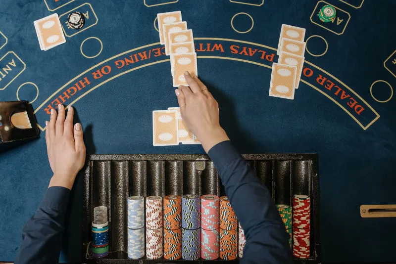 Screens, Dealers, and Real Stakes: How Live Gaming Is Changing Everything